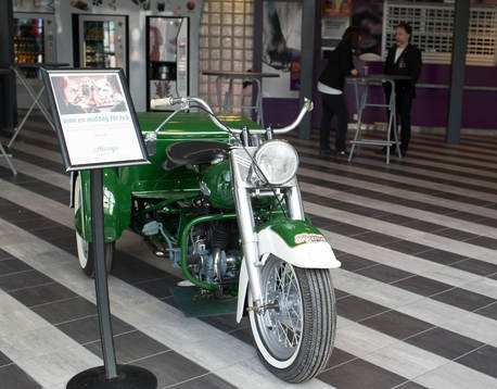 En motorcykel med reklam