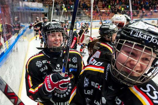 Glada Luleå spelare jublar framför hemma supportarna