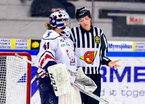 Linköpings målvakt Florence Schelling pratar med