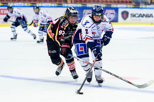 Linköpings Shannon Stewart jagas av Luleås Melinda Olsson