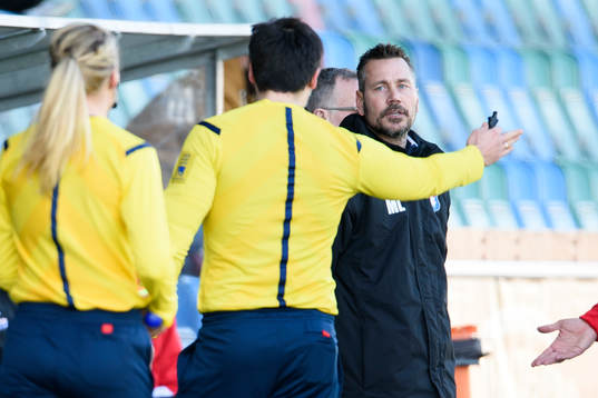 Domare Alexander Pavlovic pratar med Örgrytes tränare