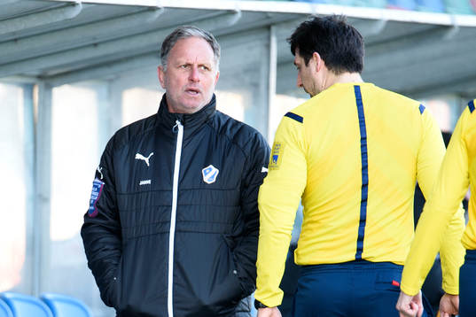 Halmstads tränare Jan Jönsson pratar med domare Alexander