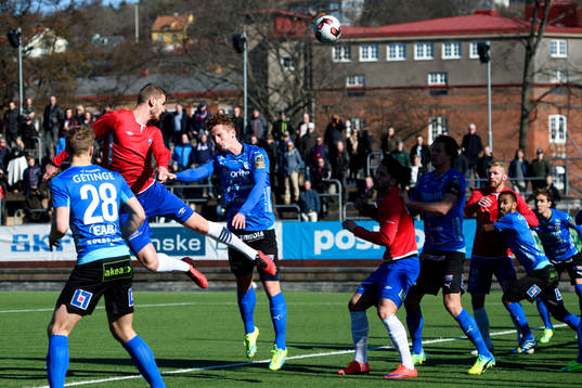 Örgrytes Johan Hammar nickar bollen