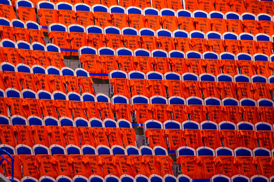 Orangea t-shirts hänger på alla sittplatser