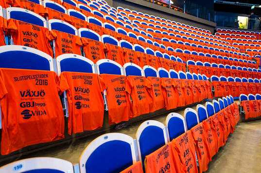 Orangea t-shirts hänger på alla sittplatser