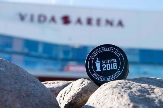 Matchpuck med slutspelslogo utanför Vida arena