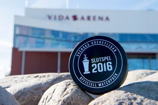 Matchpuck med slutspelslogo utanför Vida arena