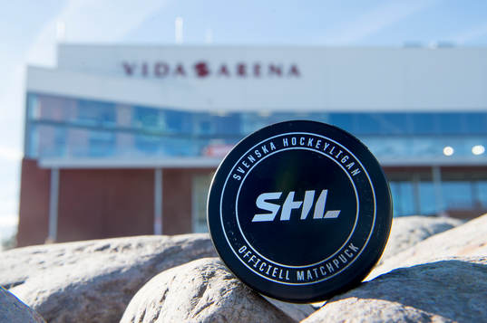 Matchpuck med SHL-logo utanför Vida arena
