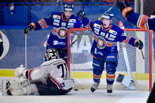 Växjös Tuomas Kiiskinen jublar