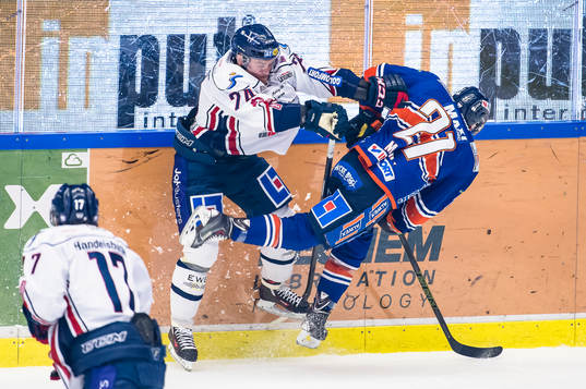 Linköpings Fredric Andersson tacklar Växjös Cory Murphy