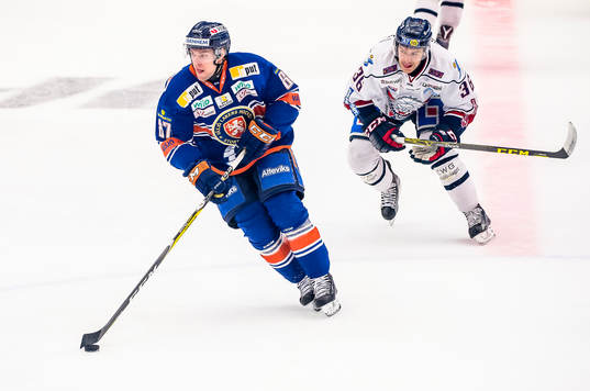 Växjös Robert Rosén jagas av Linköpings Niklas Fogström