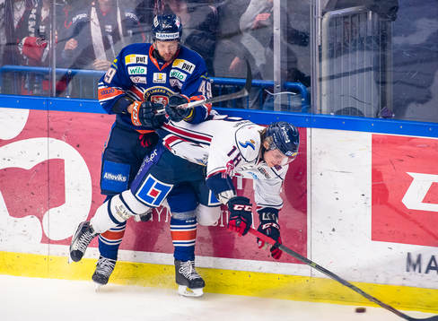 Växjös Ilkka Heikkinen tacklar Linköpings Jacob Lilja