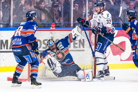 Linköpings Carl Dahlström krockar med Växjös målvakt