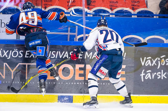 Växjös Ilkka Heikkinen tacklar Linköpings Nick Sörenssen