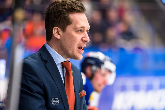 Växjös tränare Sam Hallam skriker
