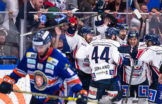 Linköpings Niklas Persson har gjort mål 2-3 och jublar