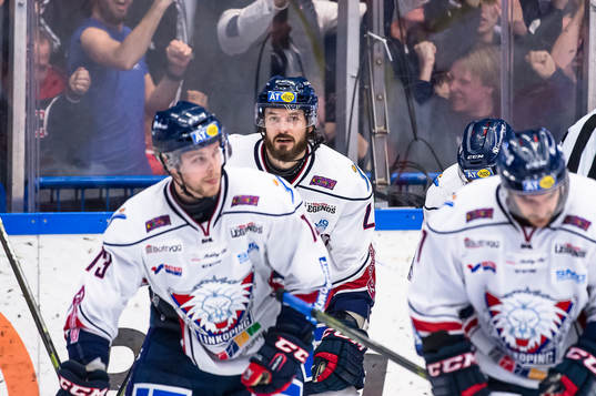 Linköpings Niklas Persson har gjort mål 2-3 och jublar
