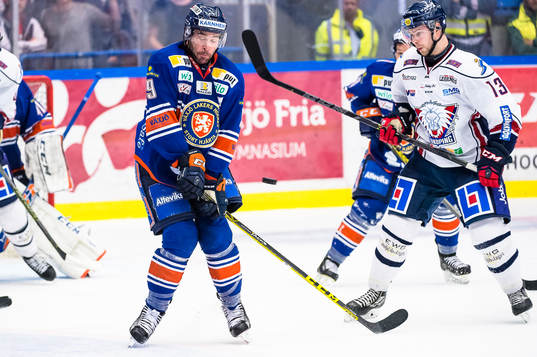 Växjös Josh Hennessy försöker blockera skott