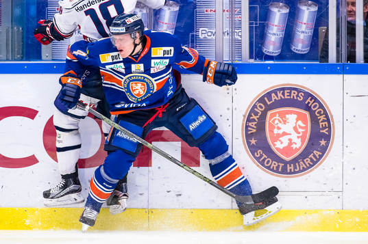 Växjös Niclas Lundgren tacklar Linköpings Jacob Lilja