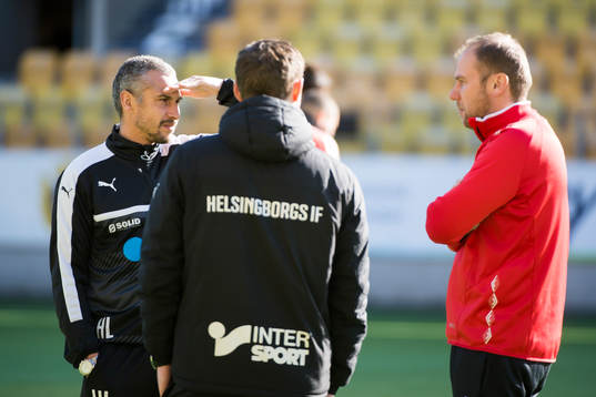 Helsingborgs manager Henrik Larsson samtalar med