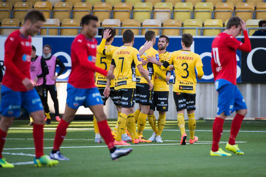 Elfsborgs målskytt Jörgen Horn jublar med Marcus Rohdén,