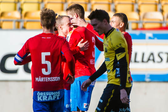 Målskytt Helsingborgs Calle Wede jublar med Johan
