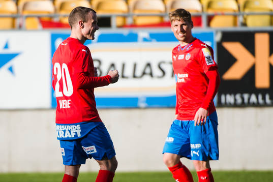 Målskytten till 1-1 Helsingborgs Calle Wede jublar med