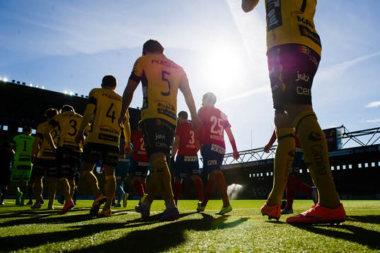 Elfsborg och Helsingborgs går in på plan innan avspark i