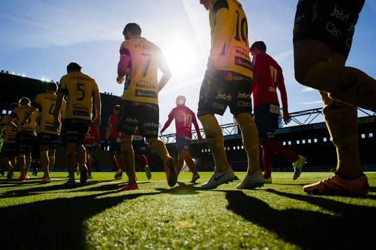 Elfsborg och Helsingborgs går in på plan innan avspark i