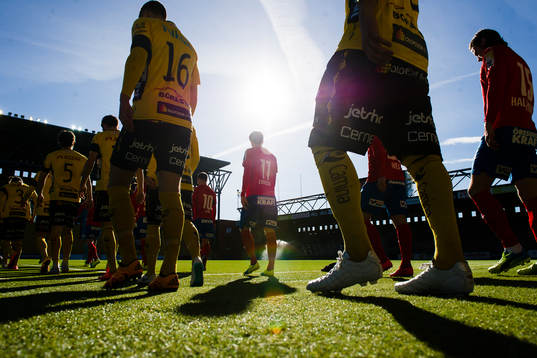 Elfsborg och Helsingborgs går in på plan innan avspark i