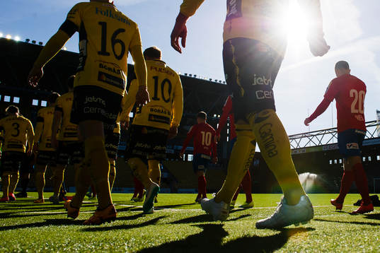 Elfsborg och Helsingborgs går in på plan innan avspark i