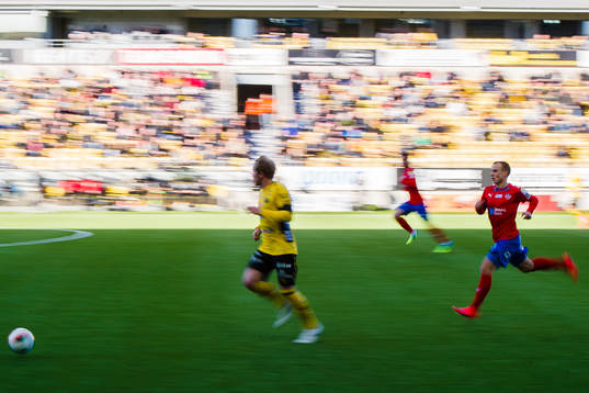 Helsingborgs Calle Wede jagar Elfsborgs Simon Lundevall