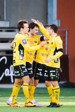 Elfsborgs målskytt till 1-0 Jörgen Horn jublar med Viktor