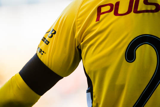 Elfsborgs Emir Bajrami med en svart armbindel, på grund av
