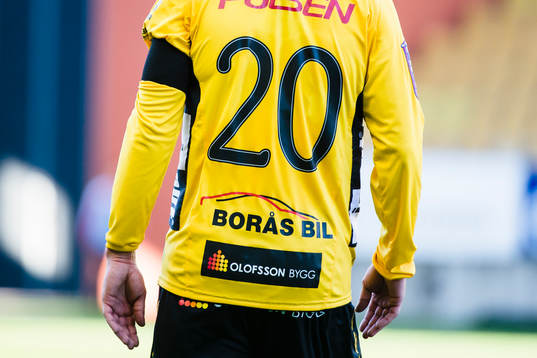 Elfsborgs Emir Bajrami med en svart armbindel, på grund av
