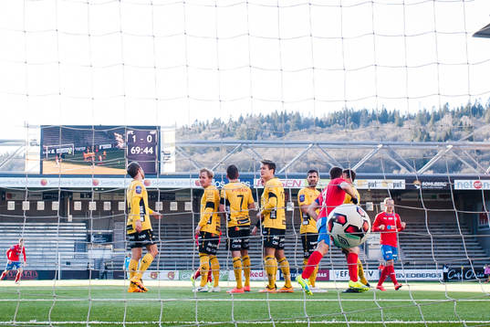 Elfsborgspelare i muren ser bollen gå in och Helsingborgs