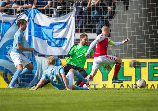 Malmö FFs målvakt Johan Wiland,  Malmö FFs Kári