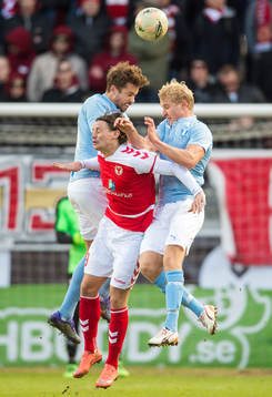 Kalmars Marcus Antonsson och Malmö FFs Kári Árnason och