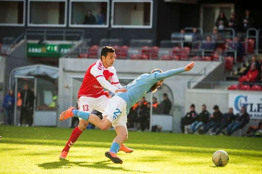 Kalmars Emin Nouri fäller Malmö FFs Jo Inge Berget