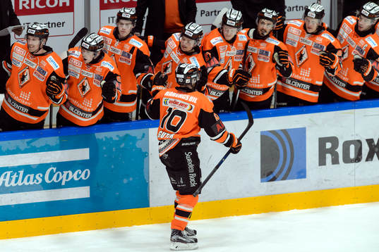 Karlskronas Mattias Guter jublar med båset