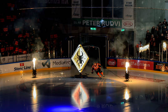 Karlskronas spelare åker in på isen