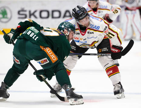 Färjestads Travis Turnbull och Jonathan Granström tekar