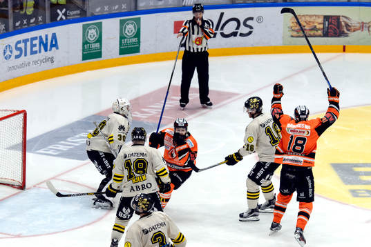 Karlskronas Jimmy Andersson och Emil Larsson jublar
