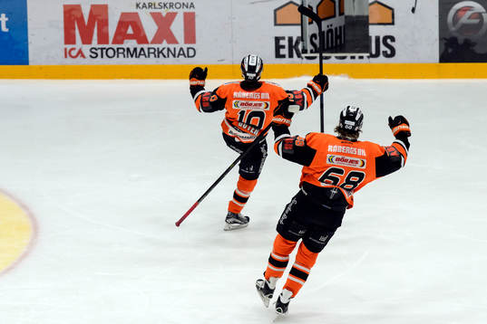 Karlskronas Mattias Guter och Daniel Gunnarsson jublar