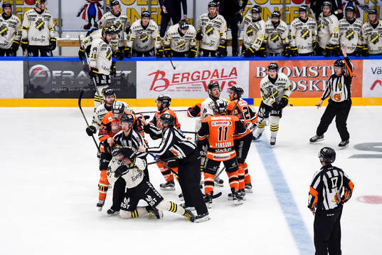 s Robin Kovacs tacklat Karlskronas Joel Kellman i huvudet