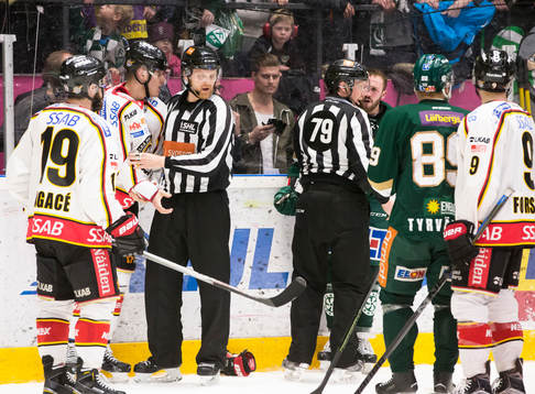 Färjestads Travis Turnbull i en fight med Luleås