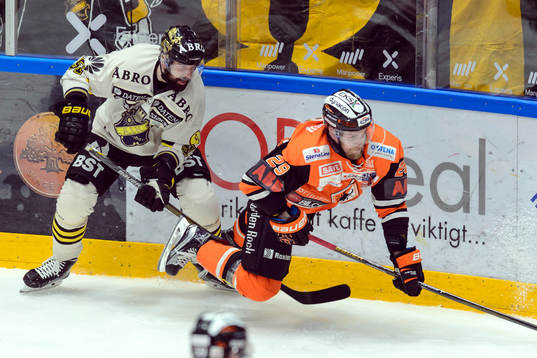 s Emil Lundberg mot Karlskronas Alexander Viklund