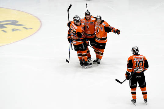 Karlskronas Jimmy Andersson jublar med lagkamraterna