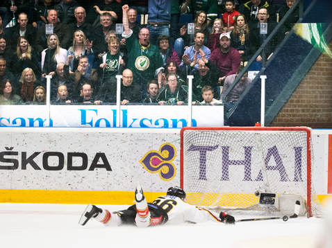 Luleås Jonathan Sigalet räddar pucken i sista stund
