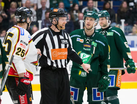 En linjeman försöker att hålla i sär Luleås Anton